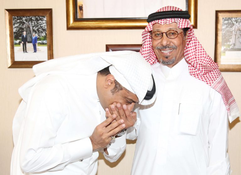 والدي الشيخ مرعي مبارك بن محفوظ حفظه الله، ووقفت أتأمل كتابكم الشامخ بكثير من الإجلال والإكبار. وتساءلت عن حقيقة ما أثبته والدي في أعماقنا قبل أعماق الآخرين. فوجدت أن ما أثبته هو ذاته التي هي كل مسلمات التفكير المسلم النقي ، وإن صراحته هي من واقع وليس من صدى المواقف.